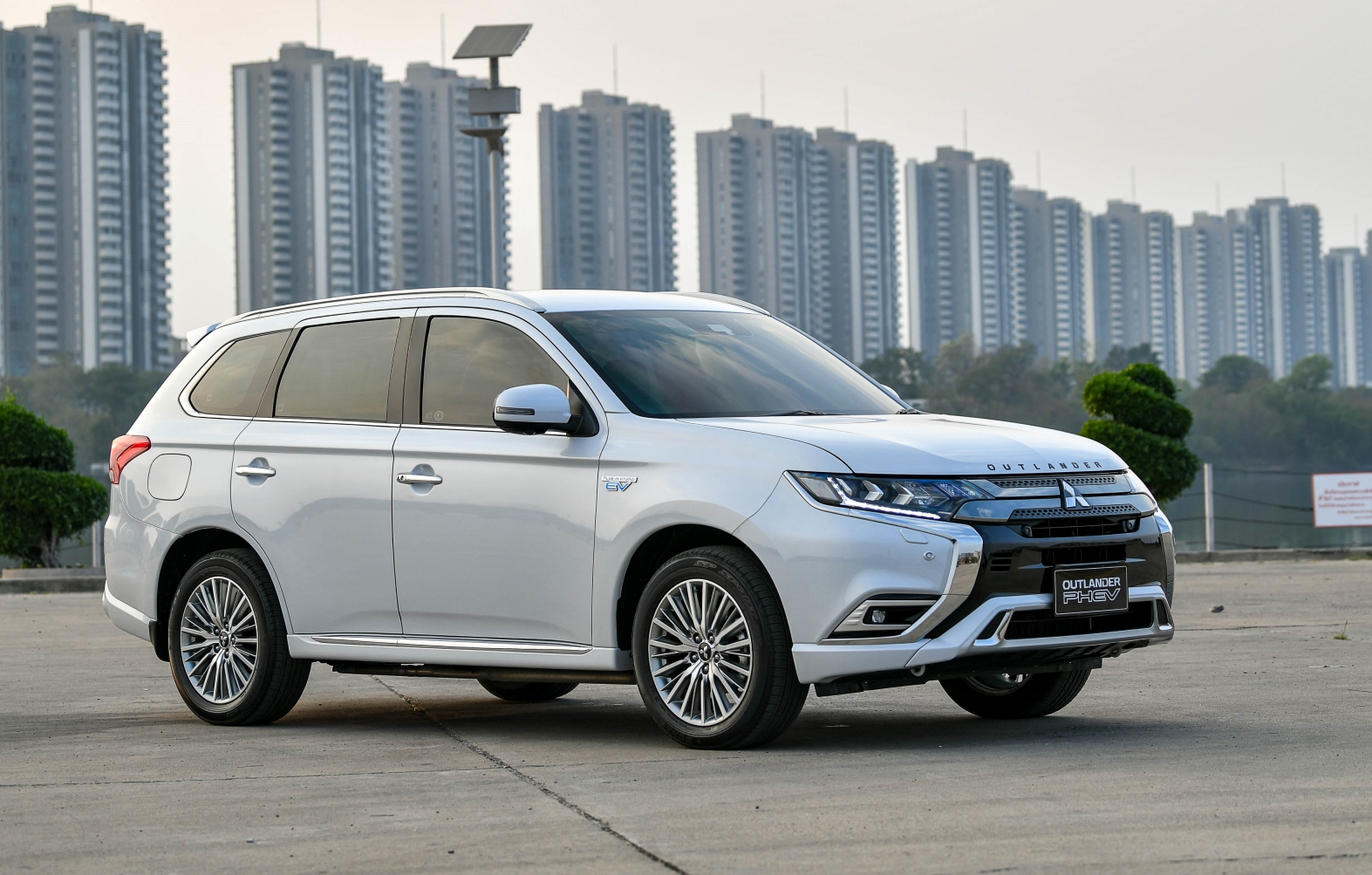 Mitsubishi outlander store phev pris